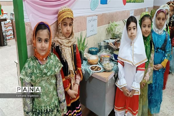 جشنواره غذاهای محلی و دست‌سازه‌های دانش‌آموزان در مدرسه توفیق شهرستان رباط کریم
