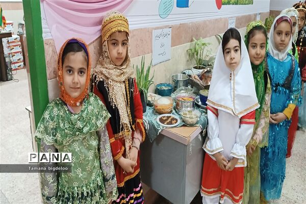 جشنواره غذاهای محلی و دست‌سازه‌های دانش‌آموزان در مدرسه توفیق شهرستان رباط کریم