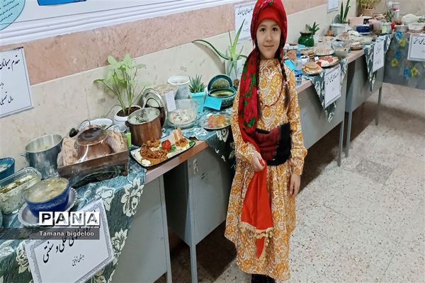 جشنواره غذاهای محلی و دست‌سازه‌های دانش‌آموزان در مدرسه توفیق شهرستان رباط کریم