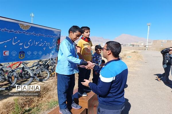 همایش دوچرخه‌سواری به‌مناسبت هفته هوای پاک در مهریز