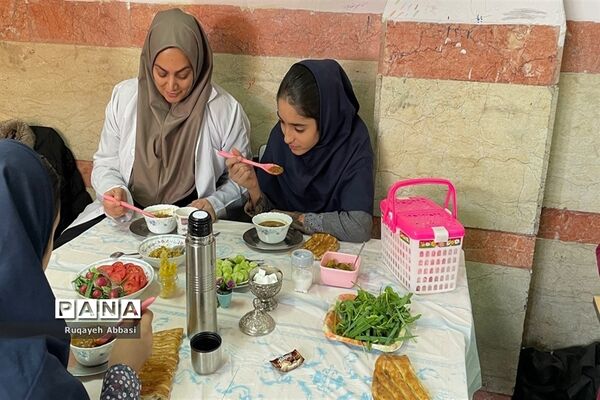 بسیج ملی تغذیه در دبستان زکیه شهرستان ملارد
