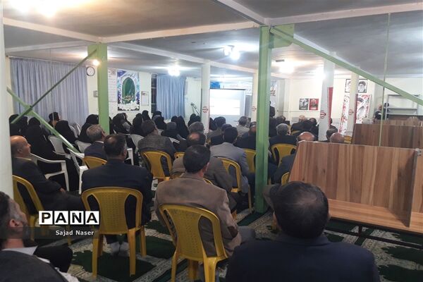جلسه والدین پایه دوازدهمی دبیرستان نمونه آیت الله خامنه‌ای کاشمر