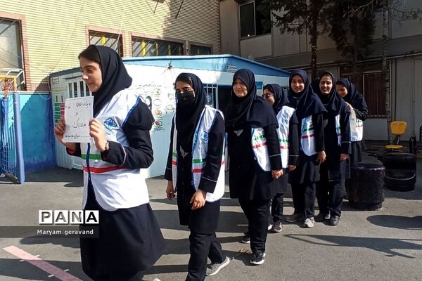 فعالیت سفیران سلامت در دبیرستان شاهد ندای فاطمه(س) به مناسبت روز هوای پاک
