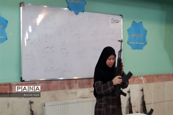 آموزش اسلحه ویژه دانش‌آموزان دهم مدرسه منتصرین شاهد ورامین