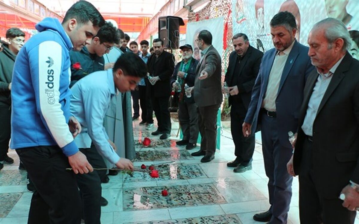 مزار دانش‌آموزان شهید گروه سرود در قم گلباران شد
