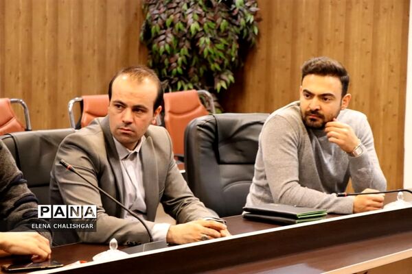 نشست تخصصی سرگروه‌های آموزش متوسطه ناحیه یک بهارستان