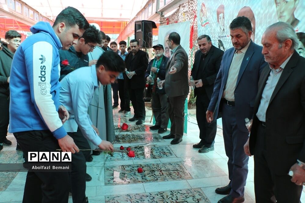 مراسم بزرگداشت شهدای گروه سرود دانش‌آموزی در قم
