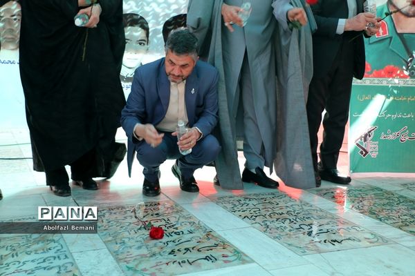 مراسم بزرگداشت شهدای گروه سرود دانش‌آموزی در قم