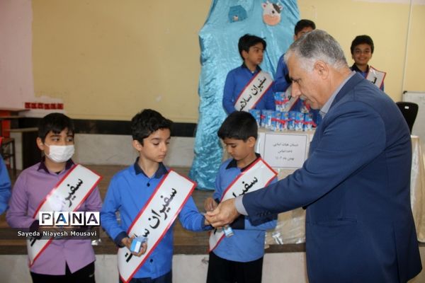 توزیع شیر رایگان در دبستان  ناخدا عباس بوشهر