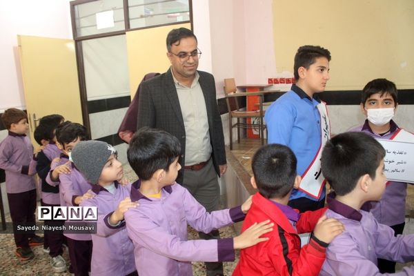 توزیع شیر رایگان در دبستان  ناخدا عباس بوشهر