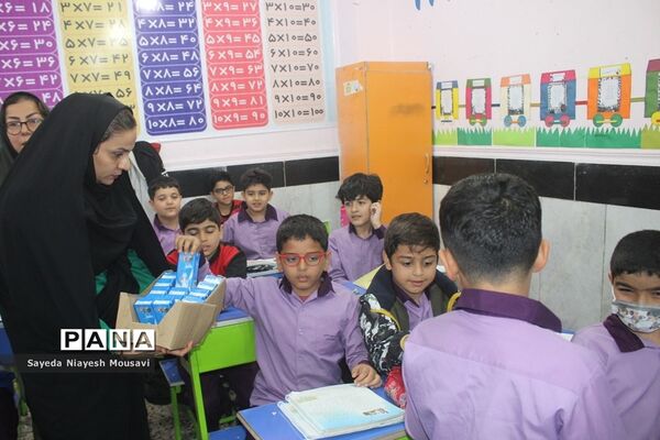 توزیع شیر رایگان در دبستان  ناخدا عباس بوشهر