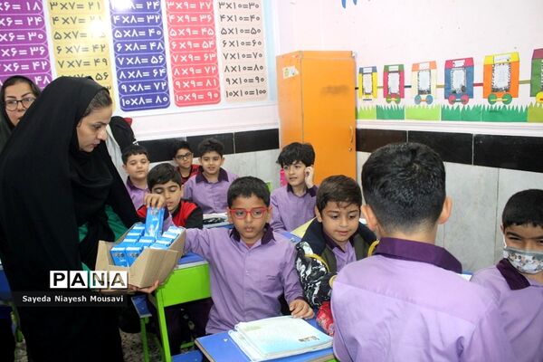 توزیع شیر رایگان در دبستان  ناخدا عباس بوشهر