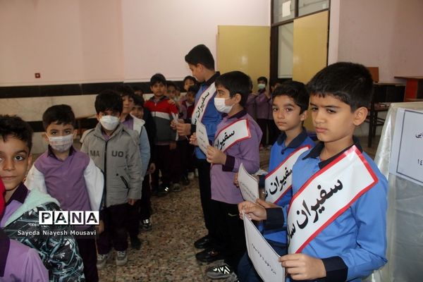 توزیع شیر رایگان در دبستان  ناخدا عباس بوشهر