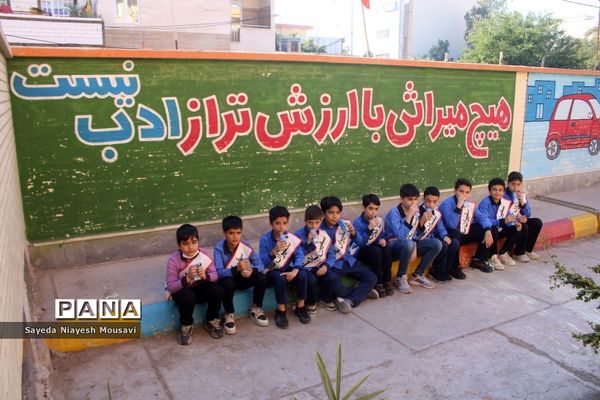 توزیع شیر رایگان در دبستان  ناخدا عباس بوشهر