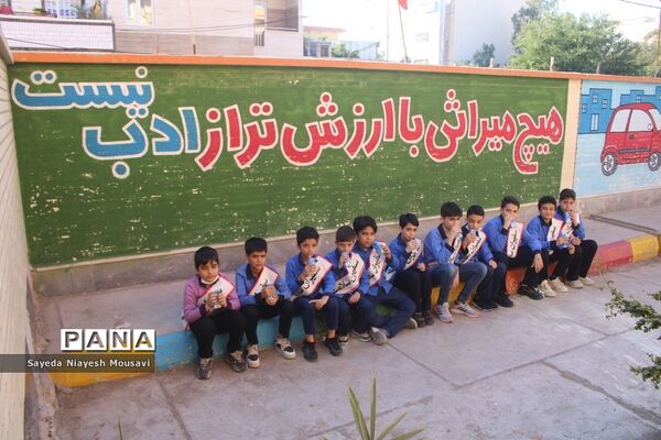 توزیع شیر رایگان در دبستان  ناخدا عباس بوشهر