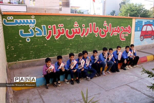 توزیع شیر رایگان در دبستان  ناخدا عباس بوشهر