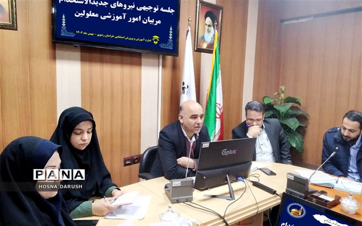 معلم در جامعه نقش تربیت نسل‌ها را بر عهده دارد