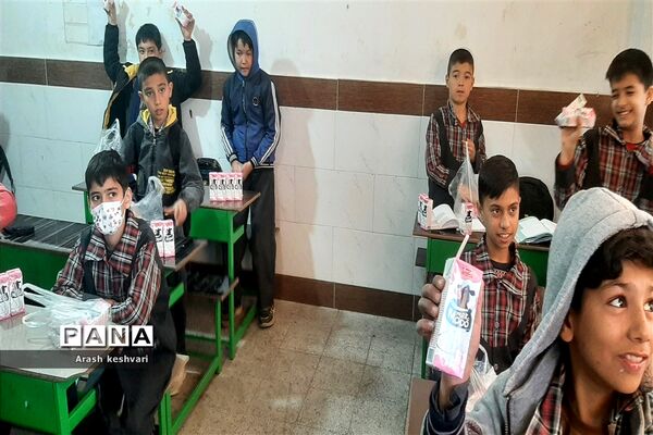 توزیع شیر رایگان در مدرسه آیت الله کاشانی ورامین