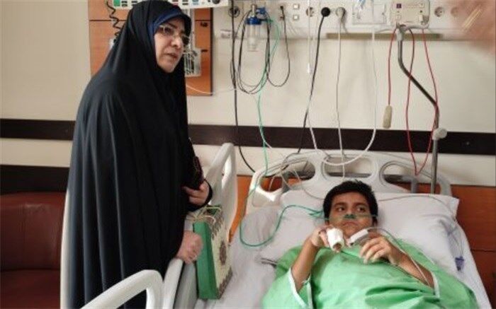 عیادت معاون آموزش ابتدایی وزارت آموزش و پرورش  از دانش‌آموز جانباز حادثه تروریستی کرمان