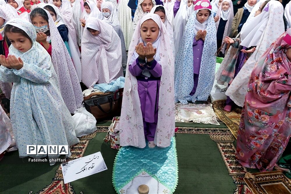 نماز شکر دانش‌آموزان قائمشهری