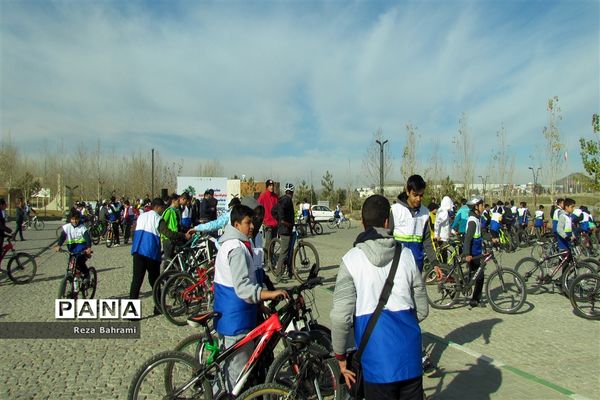 همایش استانی دوچرخه سواری دانش‌آموزی به‌مناسبت هفته هوای پاک