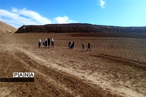 جمع آوری زباله‌های محور جاده روستای احمد آباد توسط فرهنگیان و دانش‌آموزان