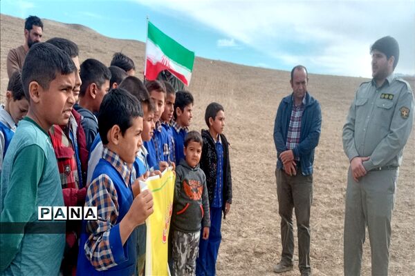 جمع آوری زباله‌های محور جاده روستای احمد آباد توسط فرهنگیان و دانش‌آموزان