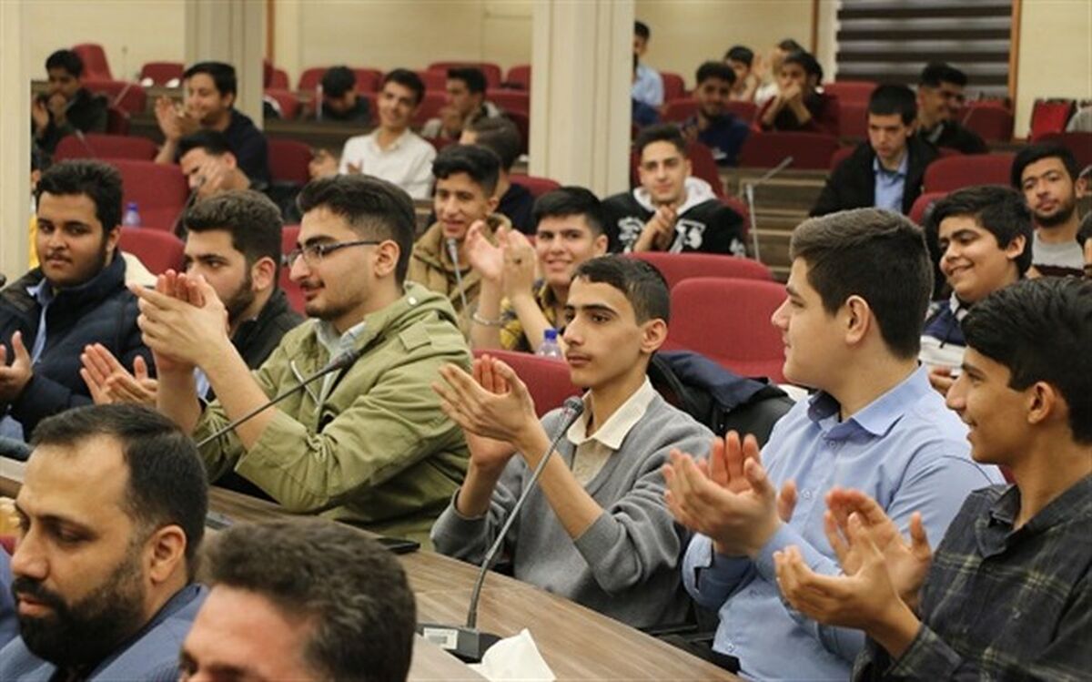 نشست صمیمی دانش‌آموزان پسر رای اولی قم با مسئولان استان