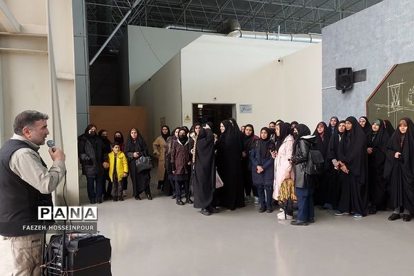 اردو  راهیان پیشرفت دانش‌آموزان مدرسه حکمت