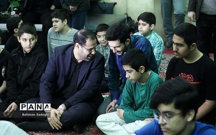 اعتکاف دانش‌آموزی در مسجد امام خمینی(ره) در بازار تهران