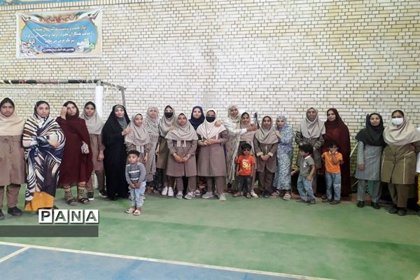 مسابقات ورزشی مادر و دختر در جزیره هرمز