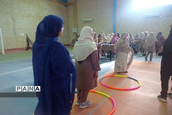 مسابقات ورزشی مادر و دختر در جزیره هرمز