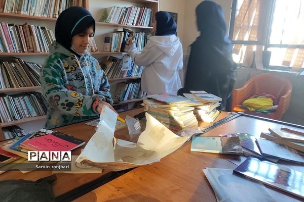 همکاری دانش‌آموزان در بازگشایی کتابخانه دبیرستان عطیه شهریار