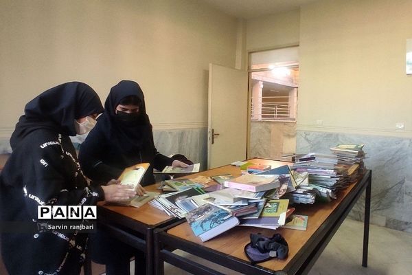 همکاری دانش‌آموزان در بازگشایی کتابخانه دبیرستان عطیه شهریار