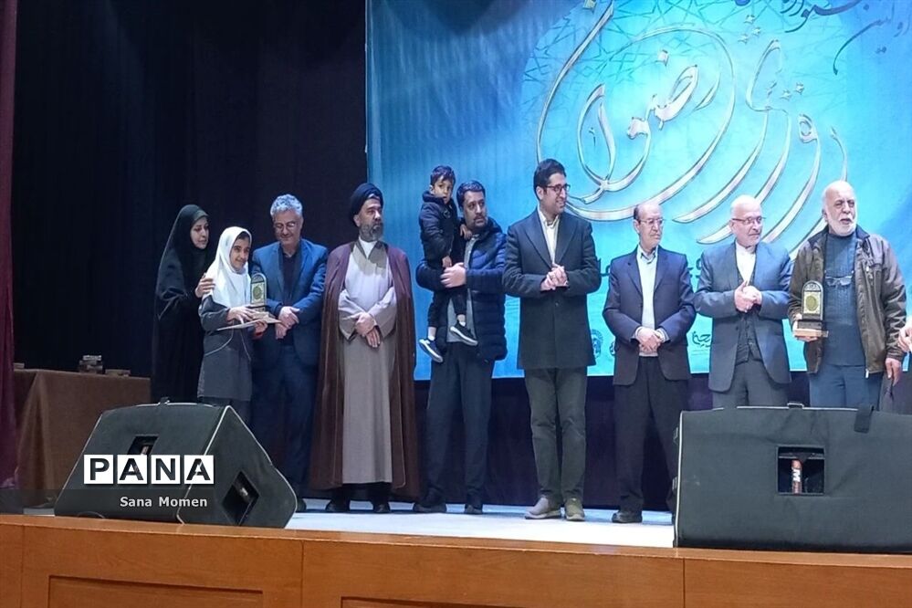 تقدیراز برگزیدگان استانی  شعر ودکلمه خوانی(رویش رضوان)درمجتمع جهاد دانشگاهی مشهد