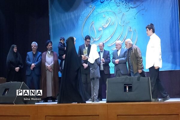 تقدیراز برگزیدگان استانی  شعر ودکلمه خوانی(رویش رضوان)درمجتمع جهاد دانشگاهی مشهد