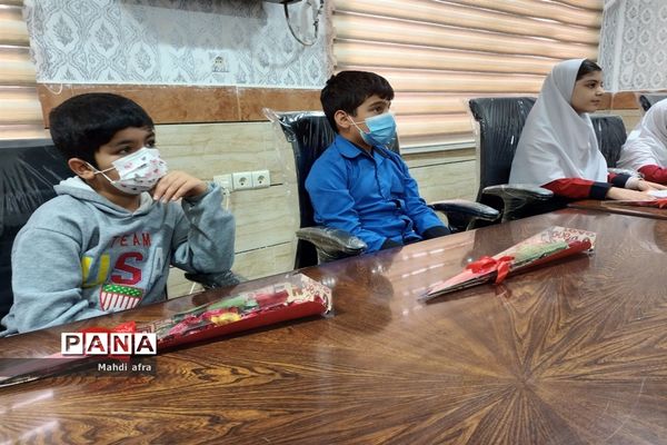 تبریک روز پدر توسط دانش‌آموزان دبستان حوریای بهشتی در اداره آموزش و پرورش بهبهان