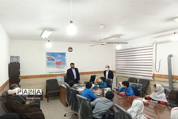 تبریک روز پدر توسط دانش‌آموزان دبستان حوریای بهشتی در اداره آموزش و پرورش بهبهان