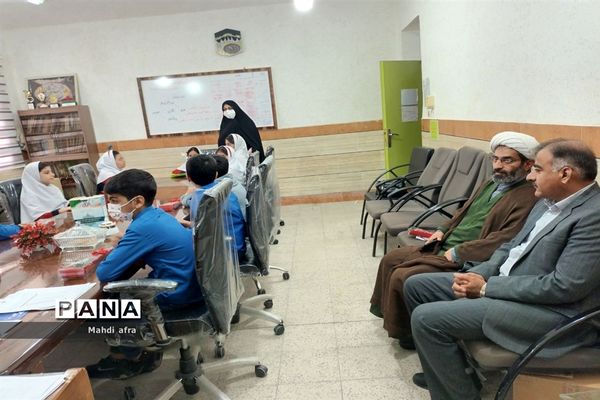 تبریک روز پدر توسط دانش‌آموزان دبستان حوریای بهشتی در اداره آموزش و پرورش بهبهان