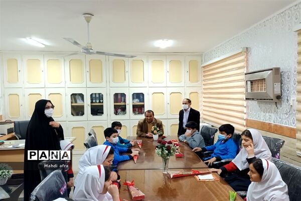تبریک روز پدر توسط دانش‌آموزان دبستان حوریای بهشتی در اداره آموزش و پرورش بهبهان