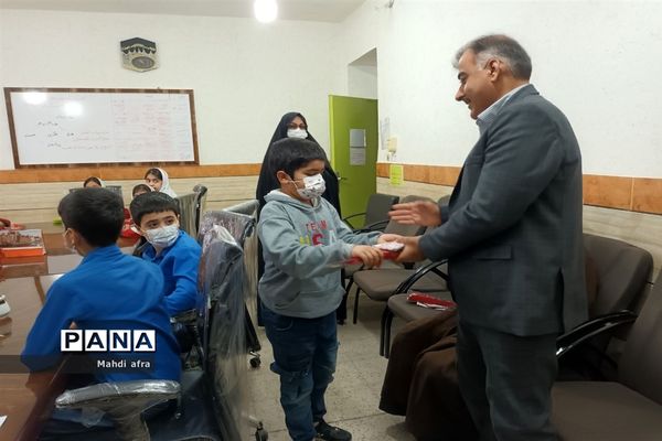 تبریک روز پدر توسط دانش‌آموزان دبستان حوریای بهشتی در اداره آموزش و پرورش بهبهان