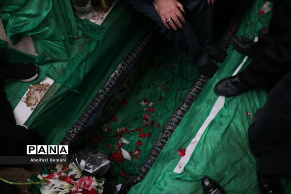 تشییع پیکر شهیدان «آقازاده نژاد» و «کریمی» در قم