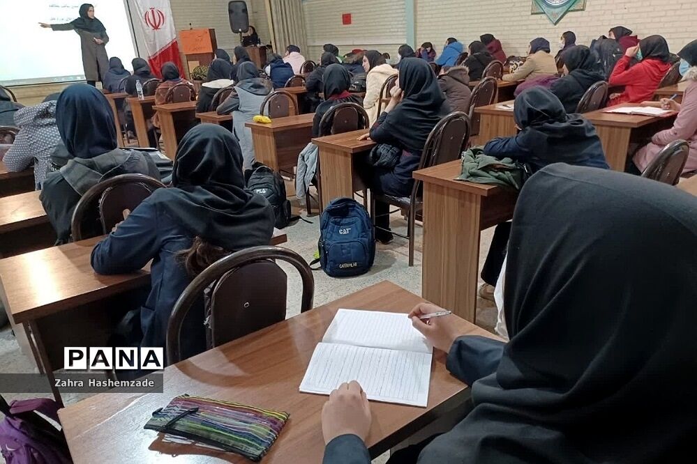 همایش کنکور در دبیرستان نمونه دولتی شریعت ناحیه یک شهرری