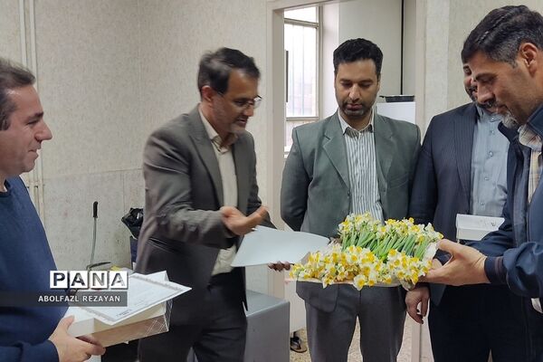 تقدیر از فرهنگیان آقا کادر اداره آموزش و پرورش کهریزک