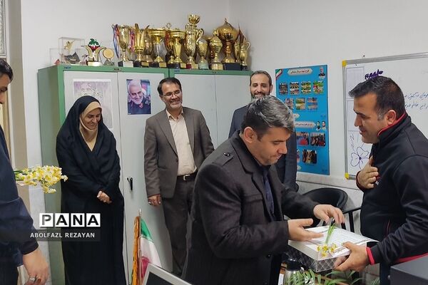 تقدیر از فرهنگیان آقا کادر اداره آموزش و پرورش کهریزک