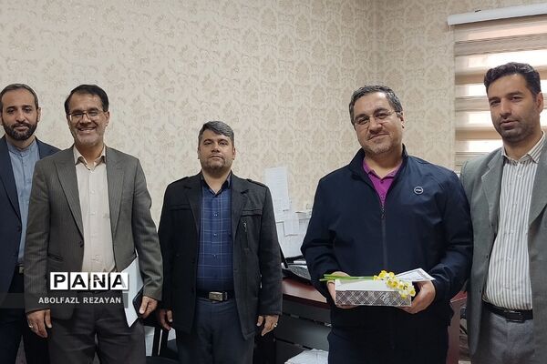 تقدیر از فرهنگیان آقا کادر اداره آموزش و پرورش کهریزک
