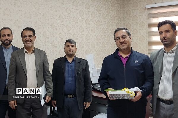 تقدیر از فرهنگیان آقا کادر اداره آموزش و پرورش کهریزک