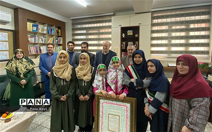 تجلیل از خیرین مدرسه‌ساز به مناسبت روز پدر در دبستان یاران مهدی(عج)/ فیلم