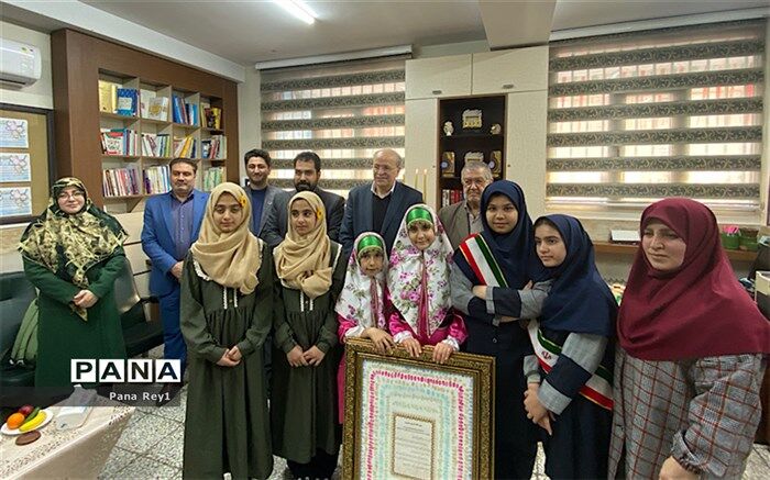 تجلیل از خیرین مدرسه‌ساز به مناسبت روز پدر در دبستان یاران مهدی(عج)/ فیلم