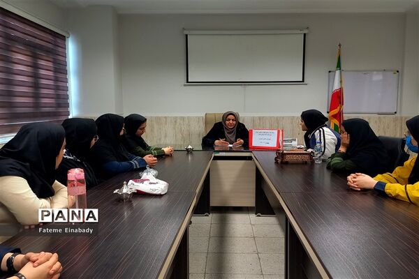 جلسه شورای دانش‌آموزی با محوریت دهه‌ فجر در دبیرستان شاهد شهدای اقتدار شهرستان ملارد